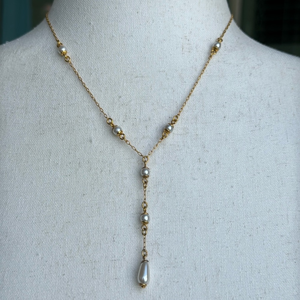 Vintagee Avon NR Nina Ricci lightweight teardrop  necklace